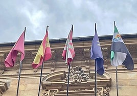 La bandera extremeña, ondeará, como es habitual, en el balcón del consistorio durante las celebraciones.