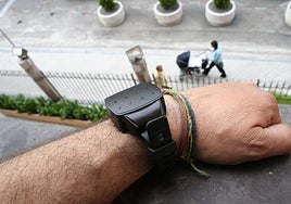 Una pulsera telemática como las que vigilan a hombres inmersos en un proceso judicial por violencia de género.