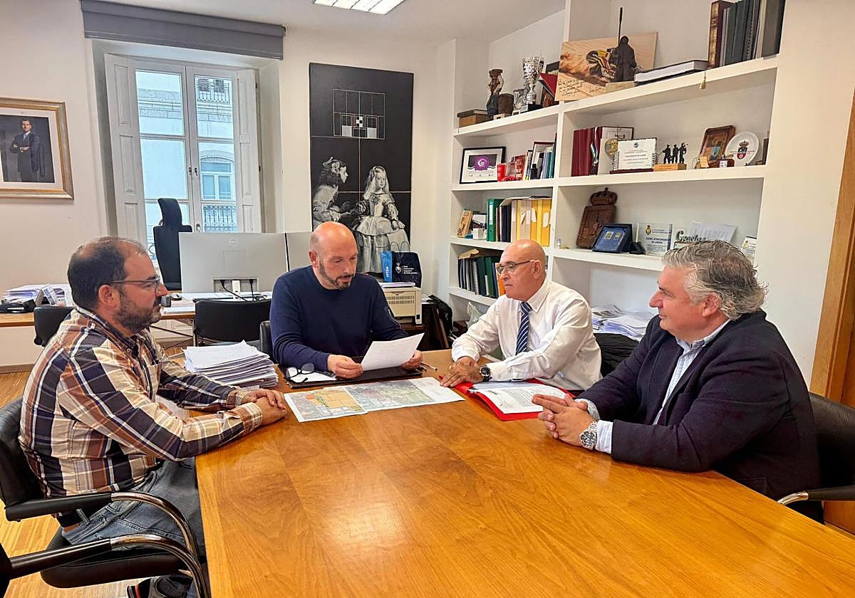 El alcalde, Miguel González, en el centro, con un jersey azul, durante la reunión con los afectados.