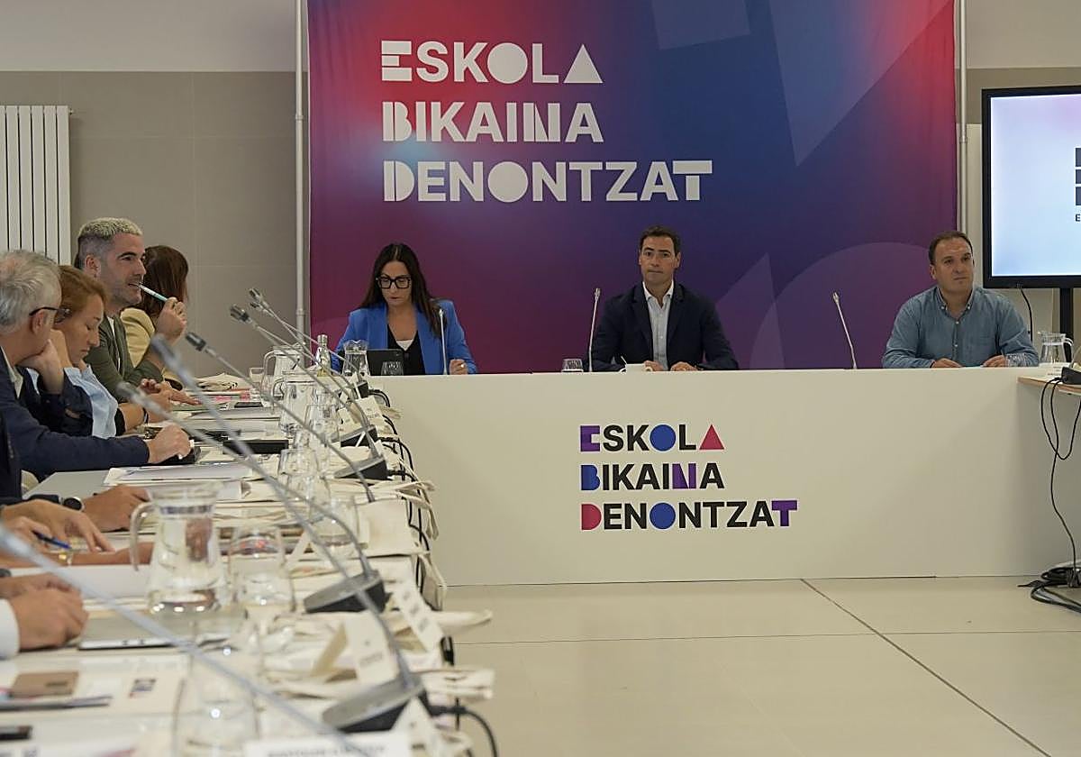 Eskola segregazioaren aurkako itun soziala bilatzeko mahaiaren lehen bilera, irailaren 8an.