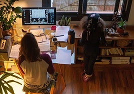 Una mujer teletrabaja desde su domicilio.