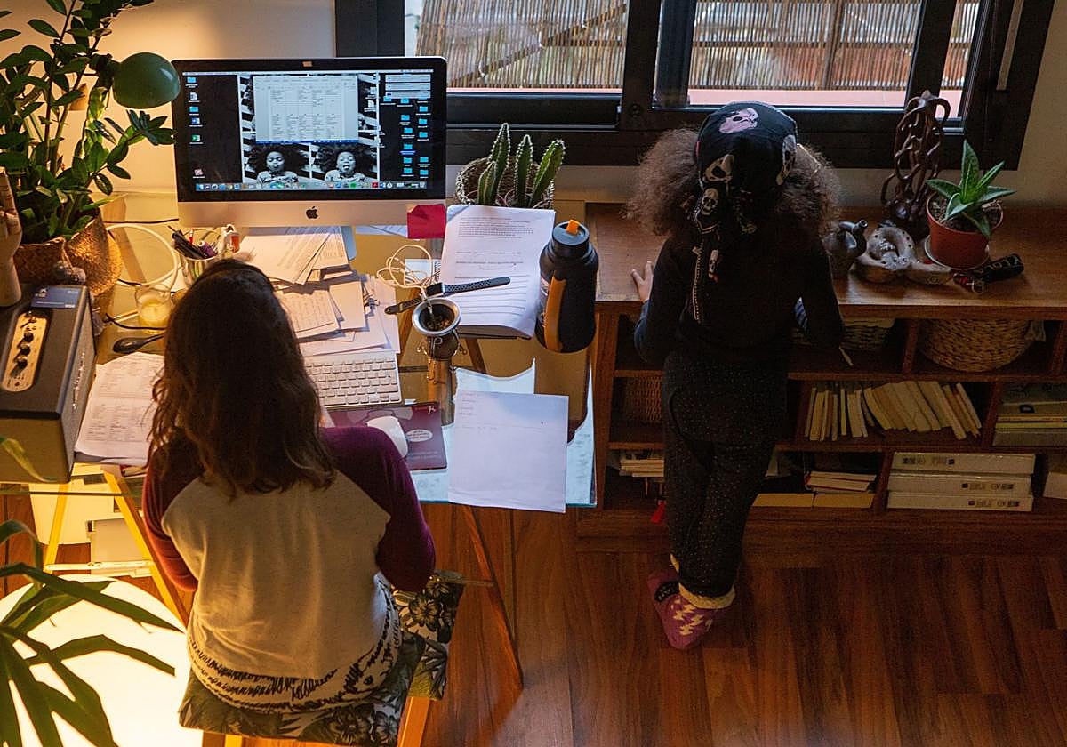 Una mujer teletrabaja desde su domicilio.