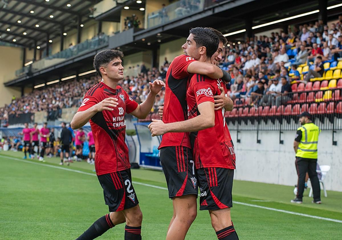 Hugo Novoa celebra con Carlos Fernández el gol del Mirandés en Andorra.
