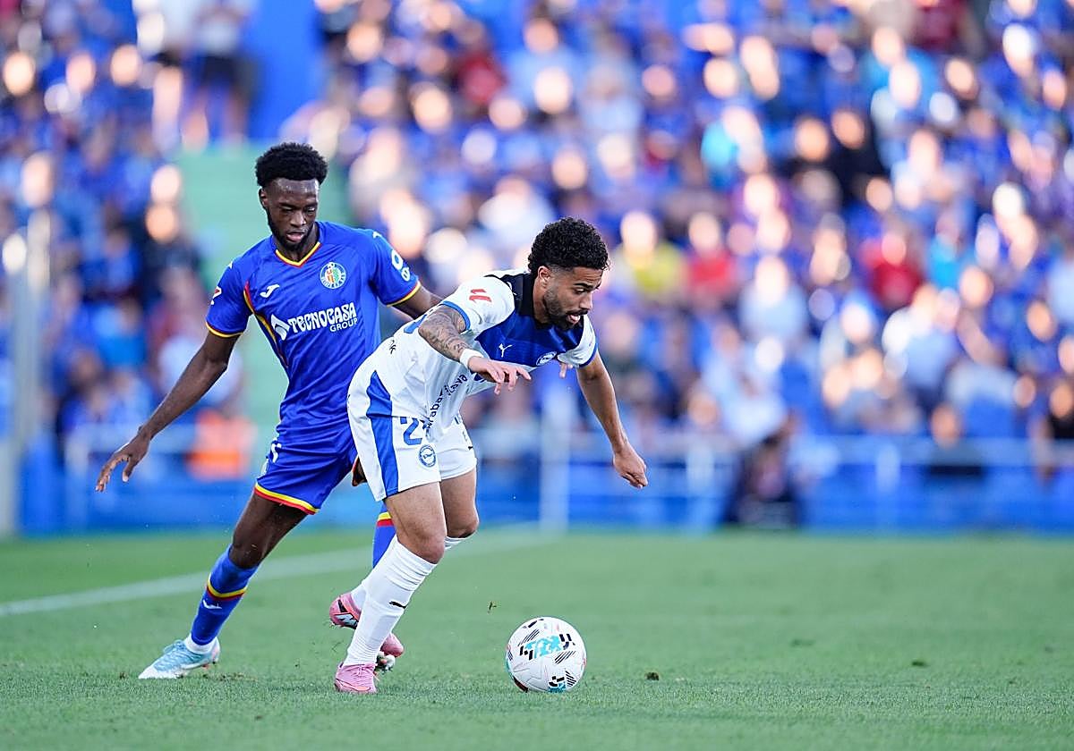 Calebe intenta superar a Kamara.