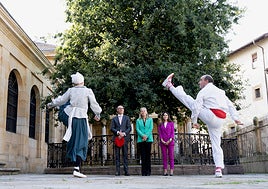 (De izquierda a derecha) El embajador de Países Bajos en España, Roel Nieuwenkamp, la presidenta de las Juntas Generales, Ana Otadui, y la cónsul honoraria del país neerlandés en el País Vasco, Silvia Asenjo, durante el aurresku de honor frente al Árbol de Gernika.