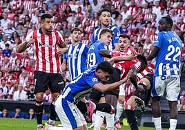Diarra, Pablo Ibáñez y Aleñá tratan de evitar el remate de Iñaki Williams durante el derbi ante el Athletic disputado en San Mamés.