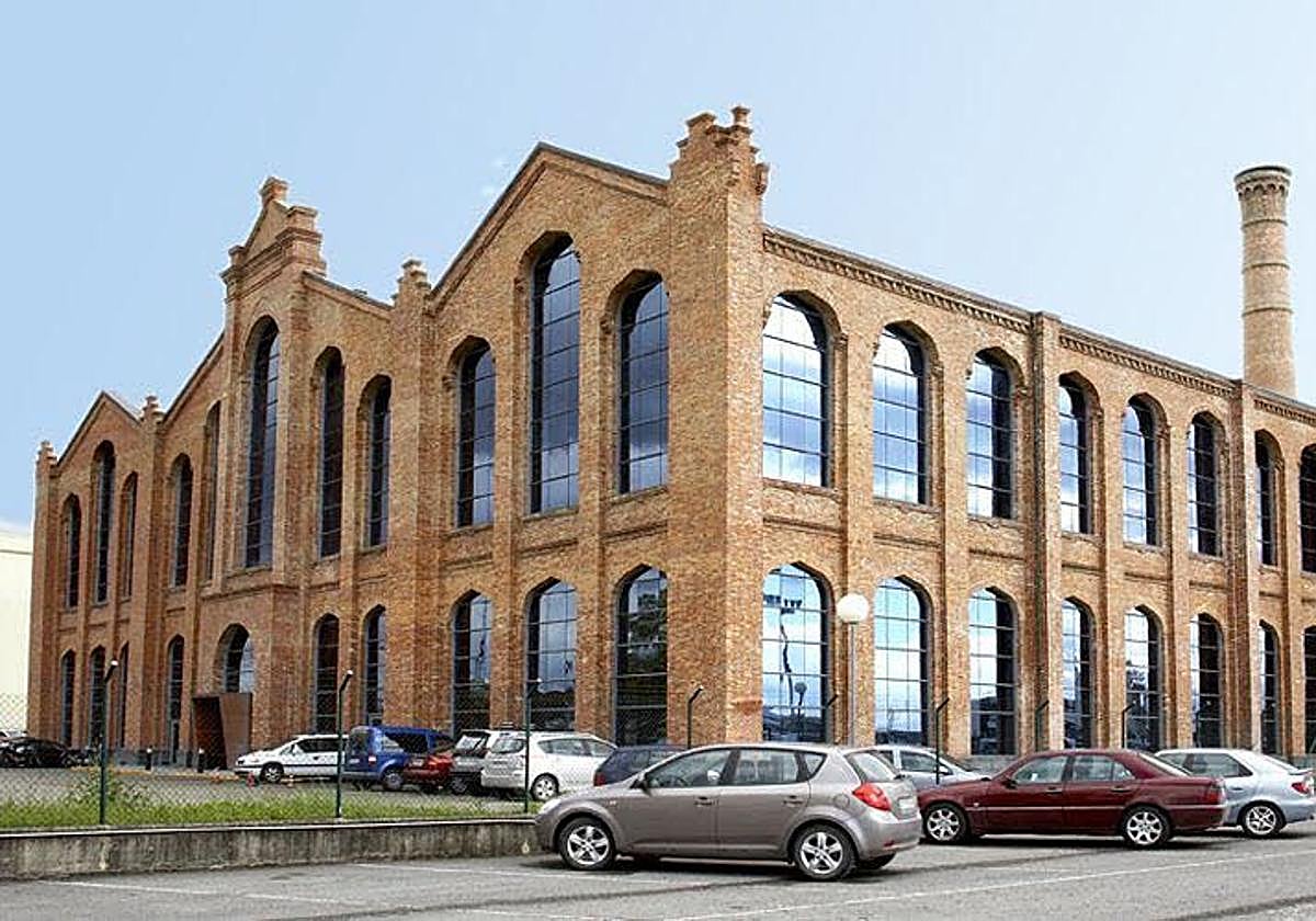 Vista del edificio de Azucarera, que ahora está rodeado por las obras de la plataforma eléctrica VAN.EA de Mercedes