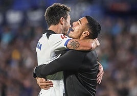 Guevara se abraza a Benavídez para celebrar el gol del empate.