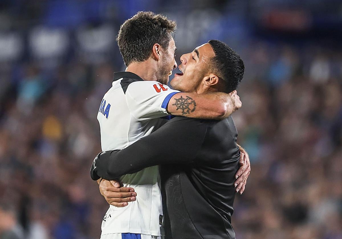Guevara se abraza a Benavídez para celebrar el gol del empate.