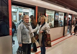 Eguzkiñe Gómez y Aratxu Abajo, a punto de acceder al metro para acudir a Bilbao.