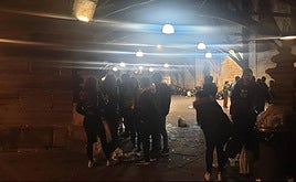 Imagen de un botellón en el casco viejo de la localidad.