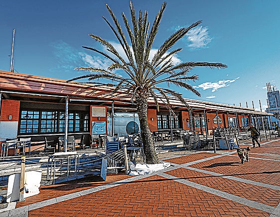 Vista de los locales hosteleros del puerto, muchos de ellos abandonados desde hace meses.