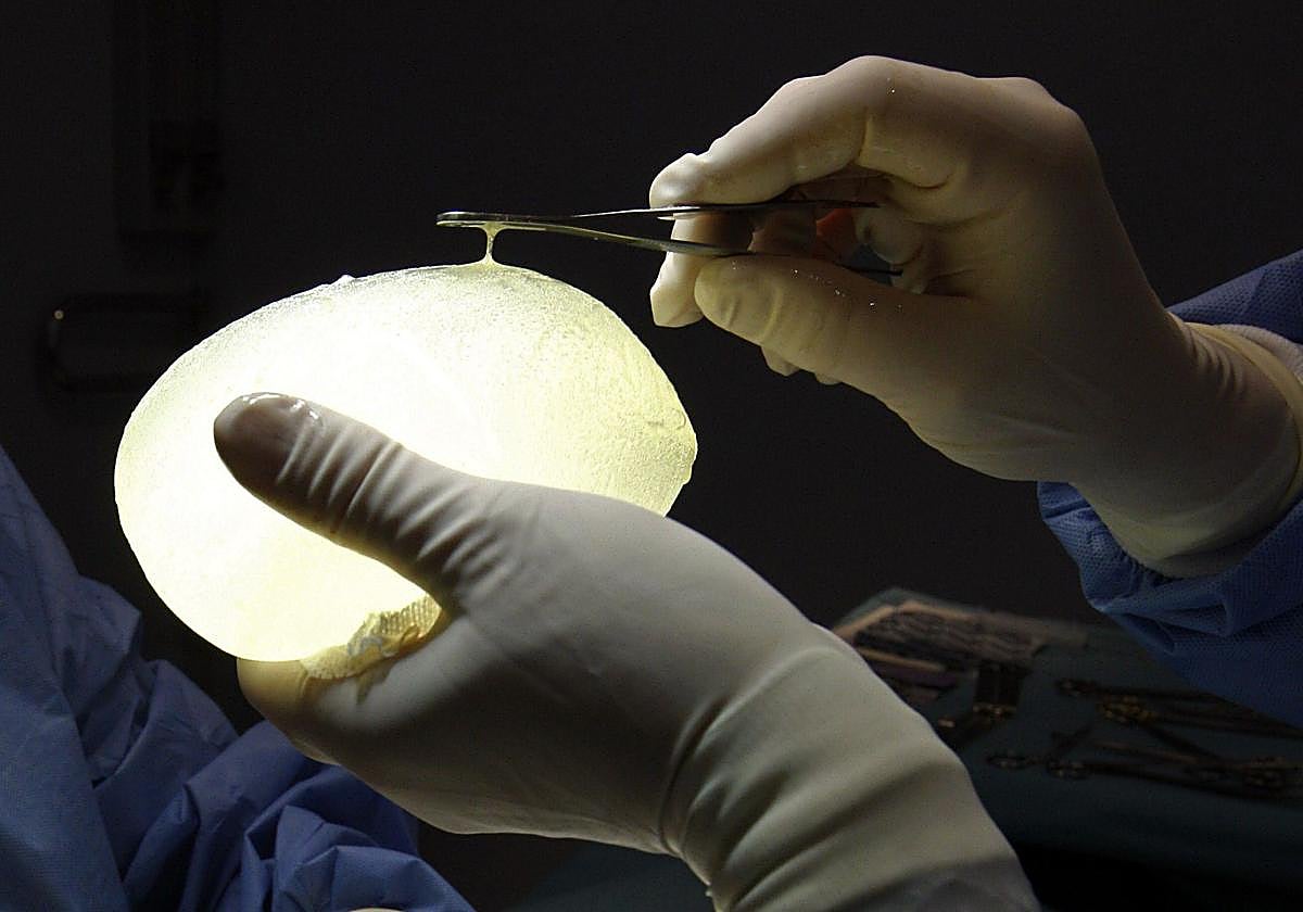 Muere una menor de 14 años tras someterse a una operación de aumento de pecho