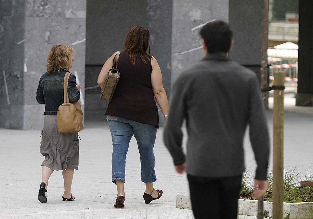Mujeres protegidas por escoltas.