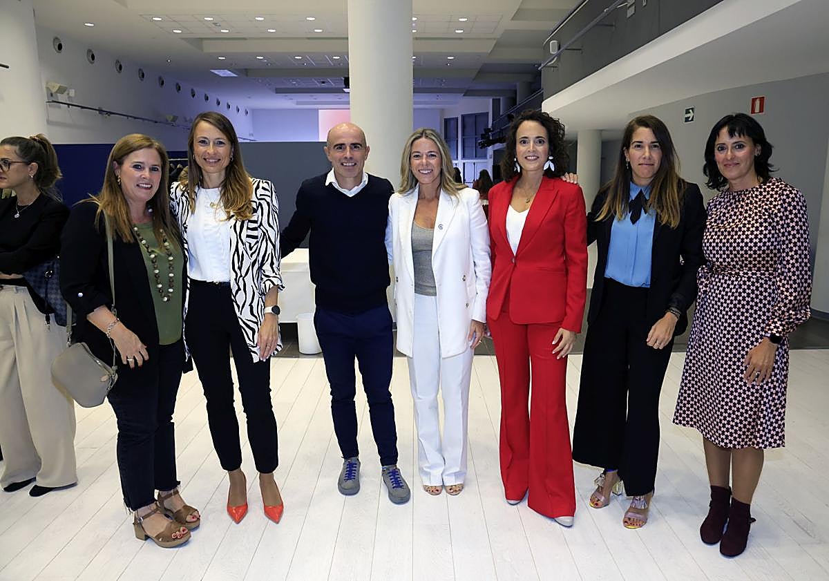 Imagen principal - En la imagen superior, Inge Gorostiaga, Saioa Bardeci, Axier Urresti, Miren Bilbao, Zuriñe Zárate, Uxua García Antoñana y Susana Knörr. Abajo, Idoia Aguillo, Luis Daniel Bernal, Kepa Ortiz de Urbina, Irma Basterra y Maite Guirado. Al lado, Mireia Martínez, Maitane Txabarri, Patricia Bedoya y Asier Morato.
