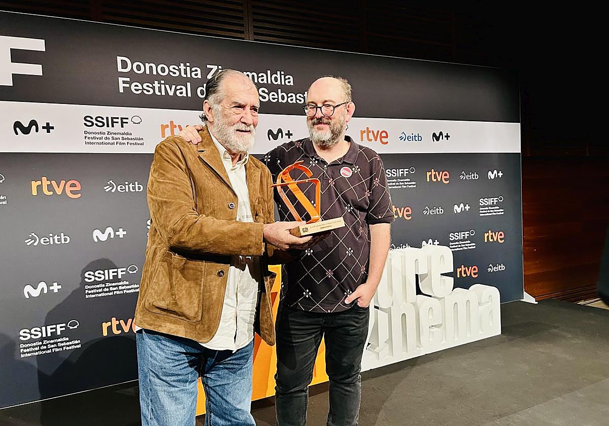 Ramón Barea recibe el Premio Gure Zinema de manos del director Borja Cobeaga en el Festival de San Sebastián