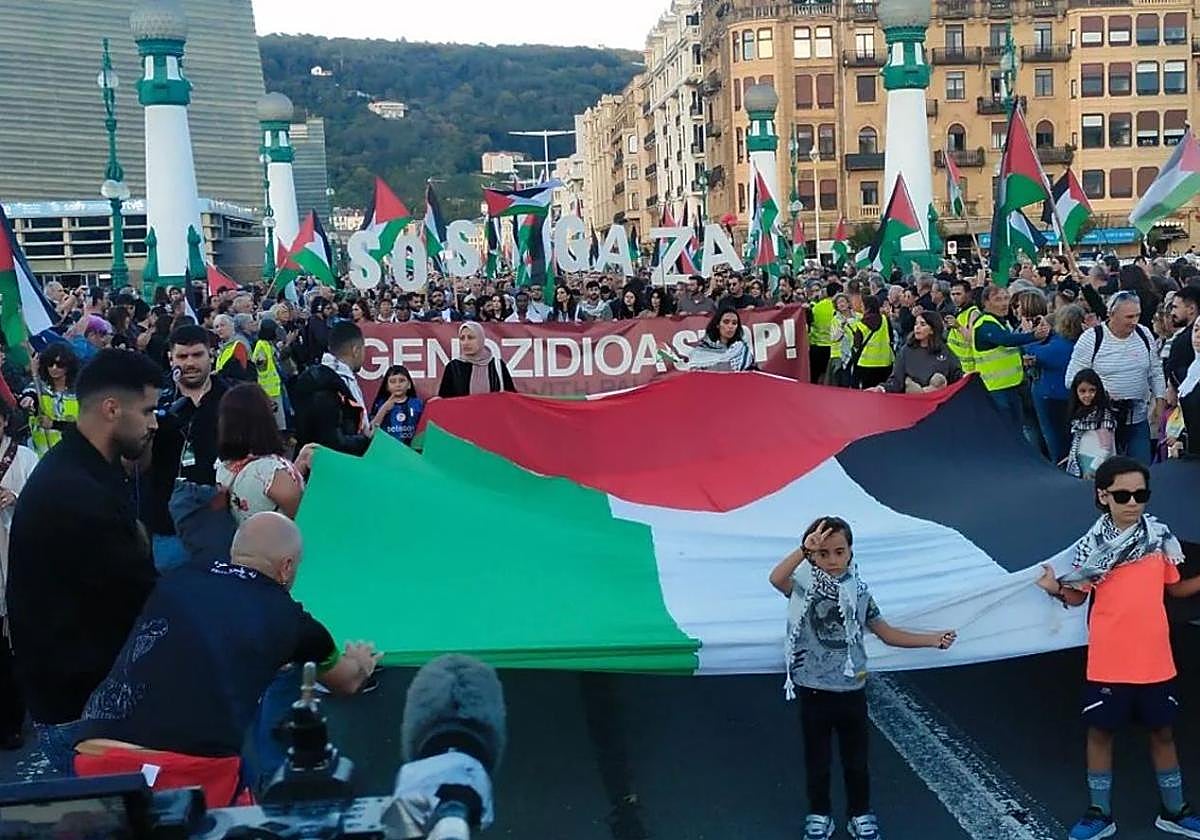 Paso de la cabeza de la manifestación por el puente del Kursaal.