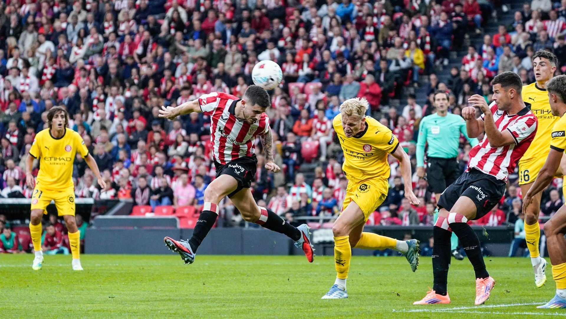 Oihan Sancet remata de cabeza en el partido del martes ante el Girona en San Mamés.