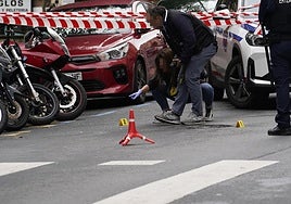 Policías señalan con números las posibles evidencias.