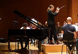 Martin García García, al teclado del Steinway D-274, arropado por la BOS a las órdenes de Elena Schwarz.