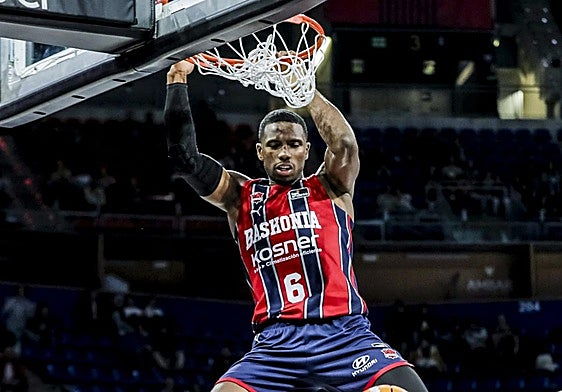 Diallo, colgado del aro tras un mate en el encuentro ante el Trieste.