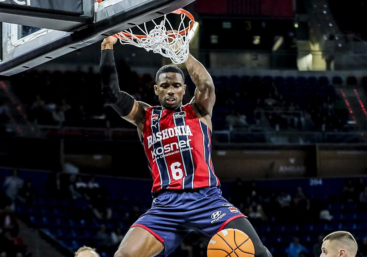 Diallo, colgado del aro tras un mate en el encuentro ante el Trieste.