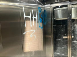 Imagen del elevador de Santa Ana con el grafiti realizado esta madrugada y denunciado por el Consistorio.