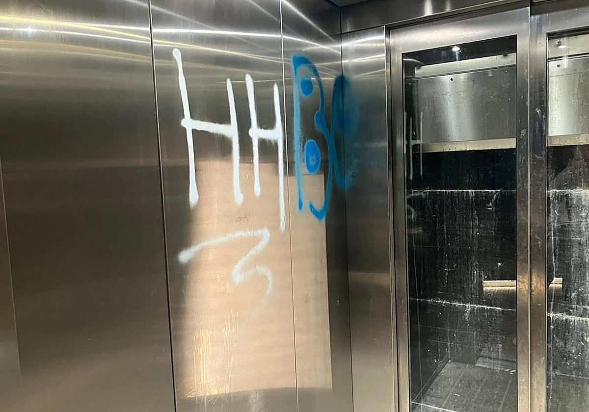 Imagen del elevador de Santa Ana con el grafiti realizado esta madrugada y denunciado por el Consistorio.