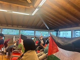 El pleno se ha celebrado en la Taberna Mayor de San Miguel, con motivo de las fiestas que empiezan este fin de semana. A él acudieronciudadanos con banderas palestinas para protestar contra del genocidio de Gaza.