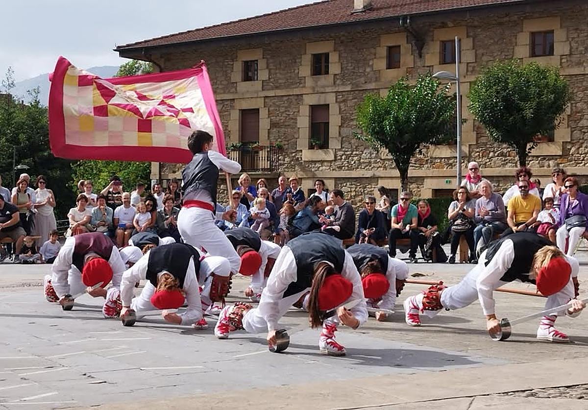 El levantamiento del Doniel Atxa estará acompañado por el grupo de dantzaris de la localidad.