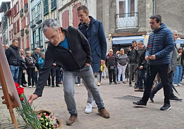 Un momento de la ofrenda floral celebrada este mediodía frente al Hotel Monbar de Baiona