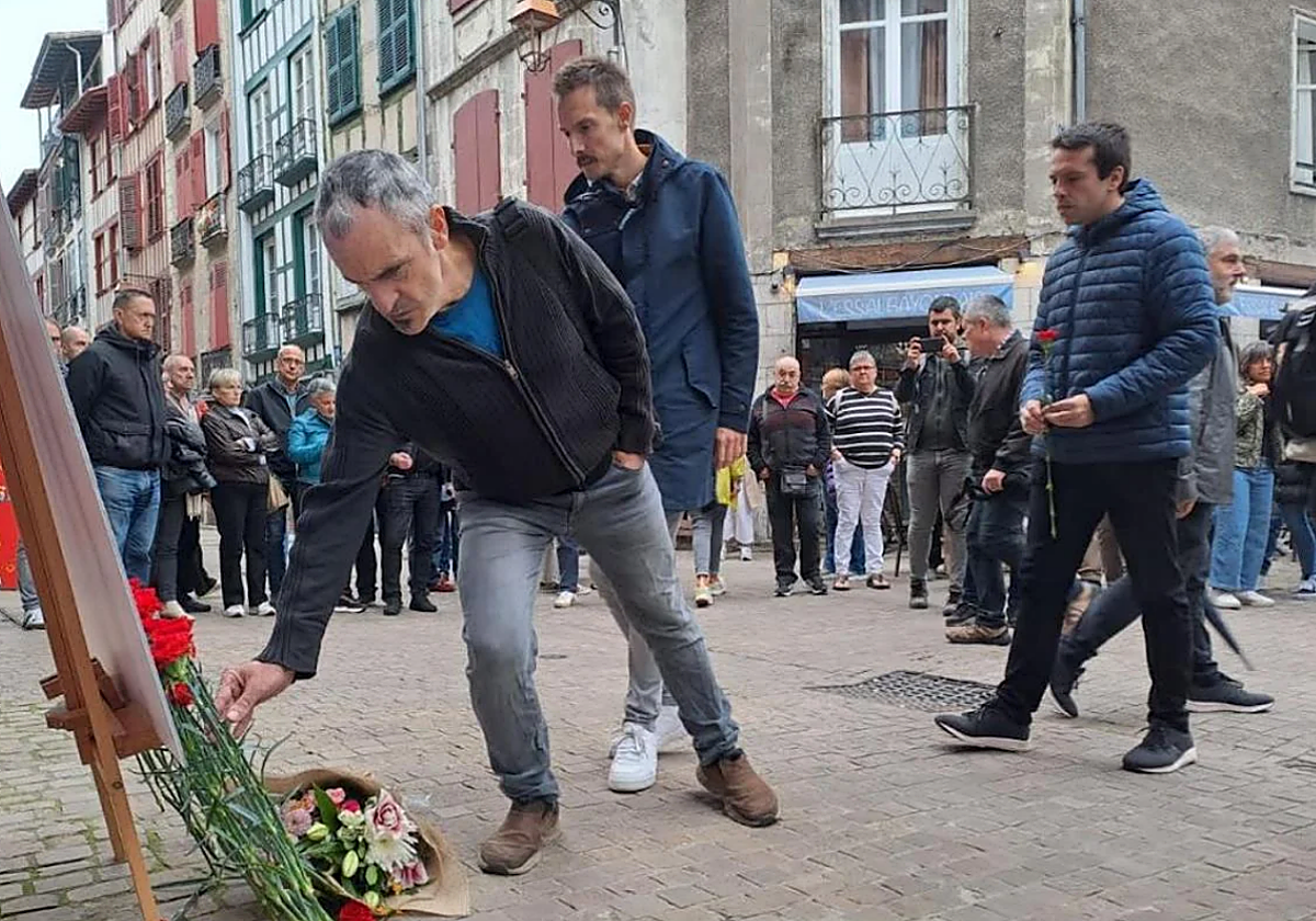 Un momento de la ofrenda floral celebrada este mediodía frente al Hotel Monbar de Baiona