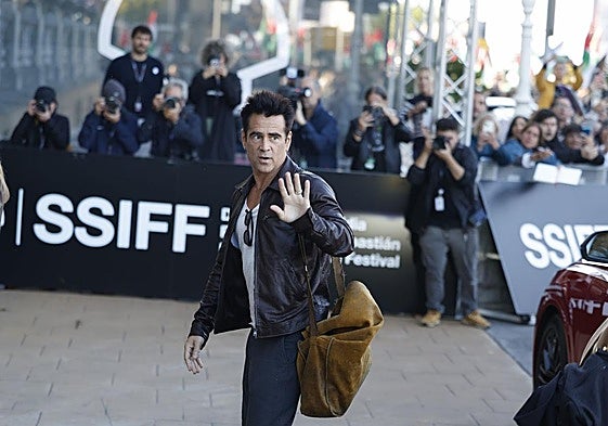 Colin Farrell llegó con gesto serio pero pasó un buen rato con los fans.