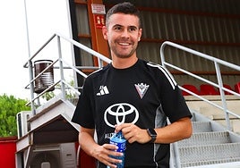 Fran Justo, sale de la improvisada sala de Anduva, ubicada en el Fondo Sur.