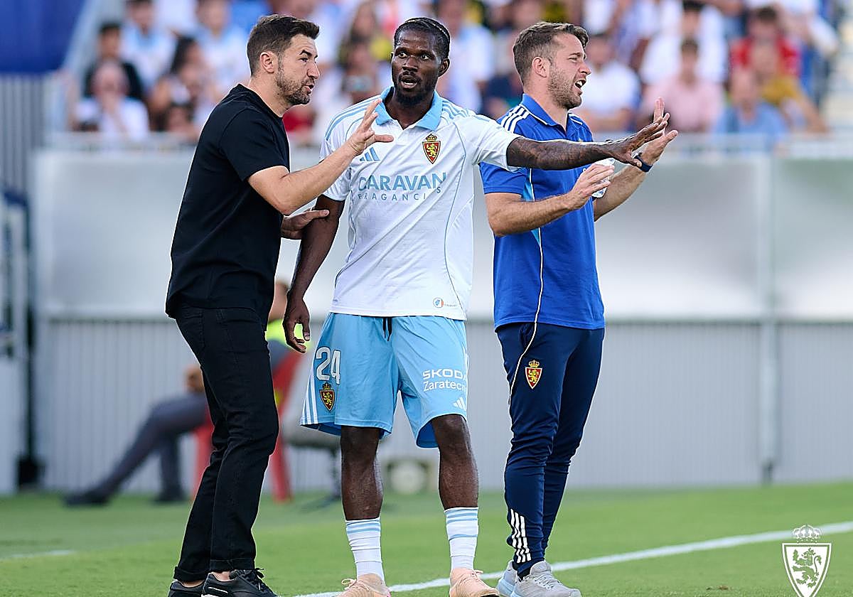 Gabi Fernández imparte instrucciones durante un partido.