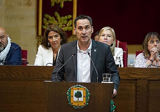 Iker Casanova durante su turno de palabra en el Pleno de Política General.