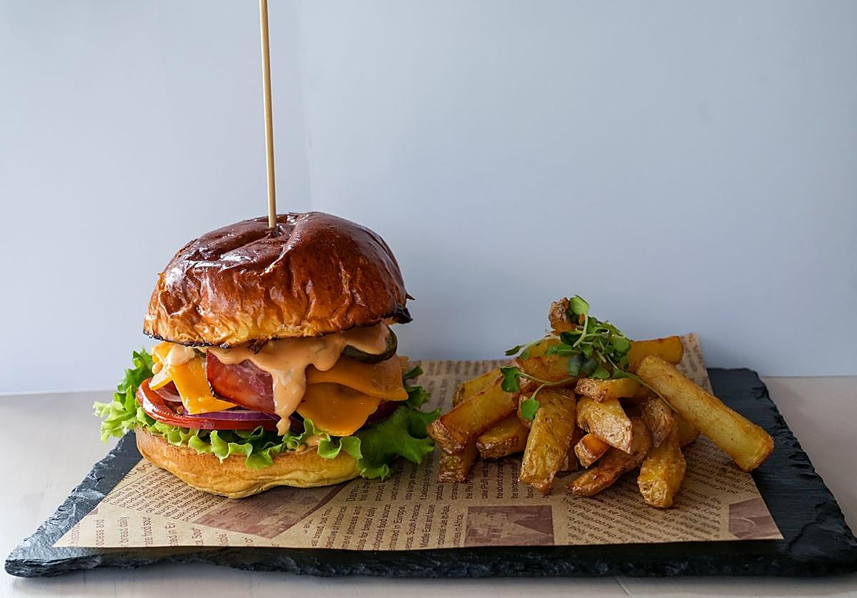 El local de Vitoria que triunfa con su 'brunch' de los domingos, postres caseros y hamburguesas