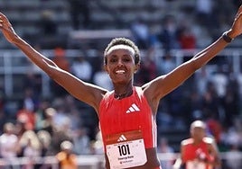 Shewarge Alene cruza la meta del maratón de Estocolmo.