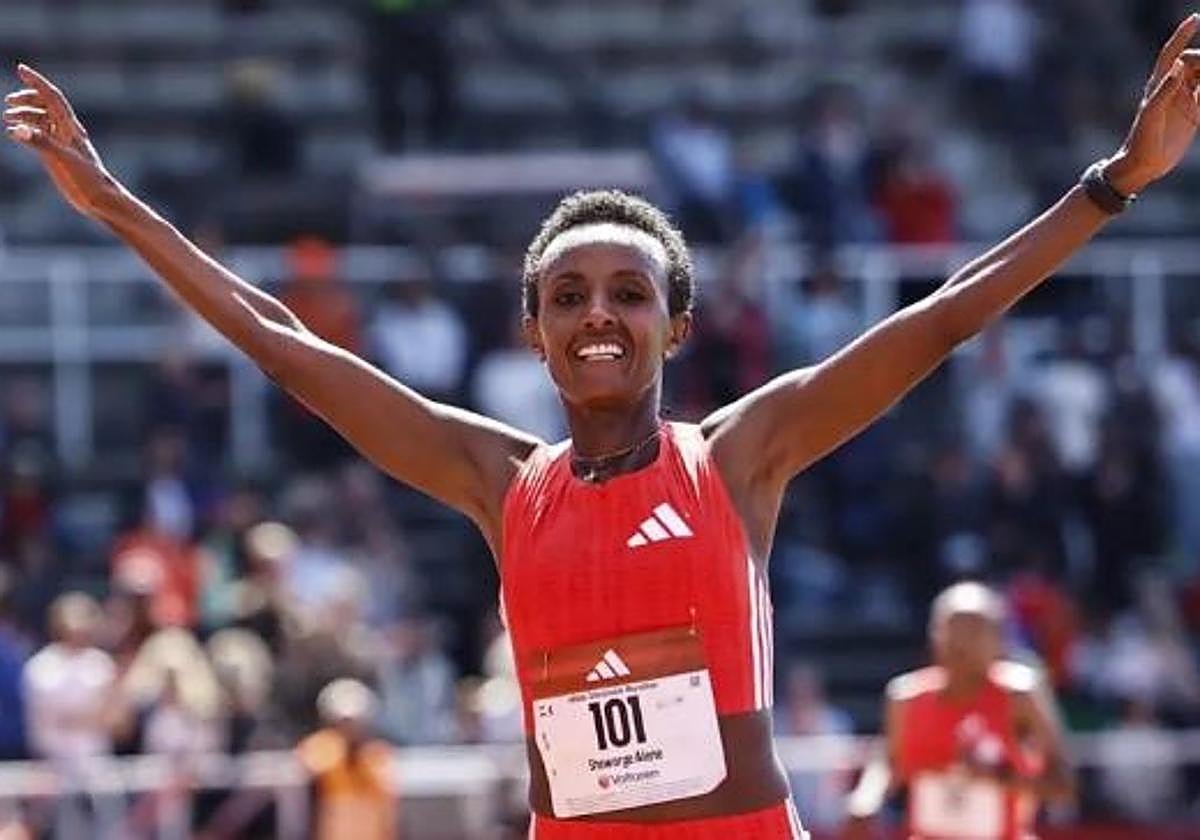 Shewarge Alene cruza la meta del maratón de Estocolmo.