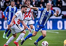 Unai López conduce el balón bajo la presión de Guridi