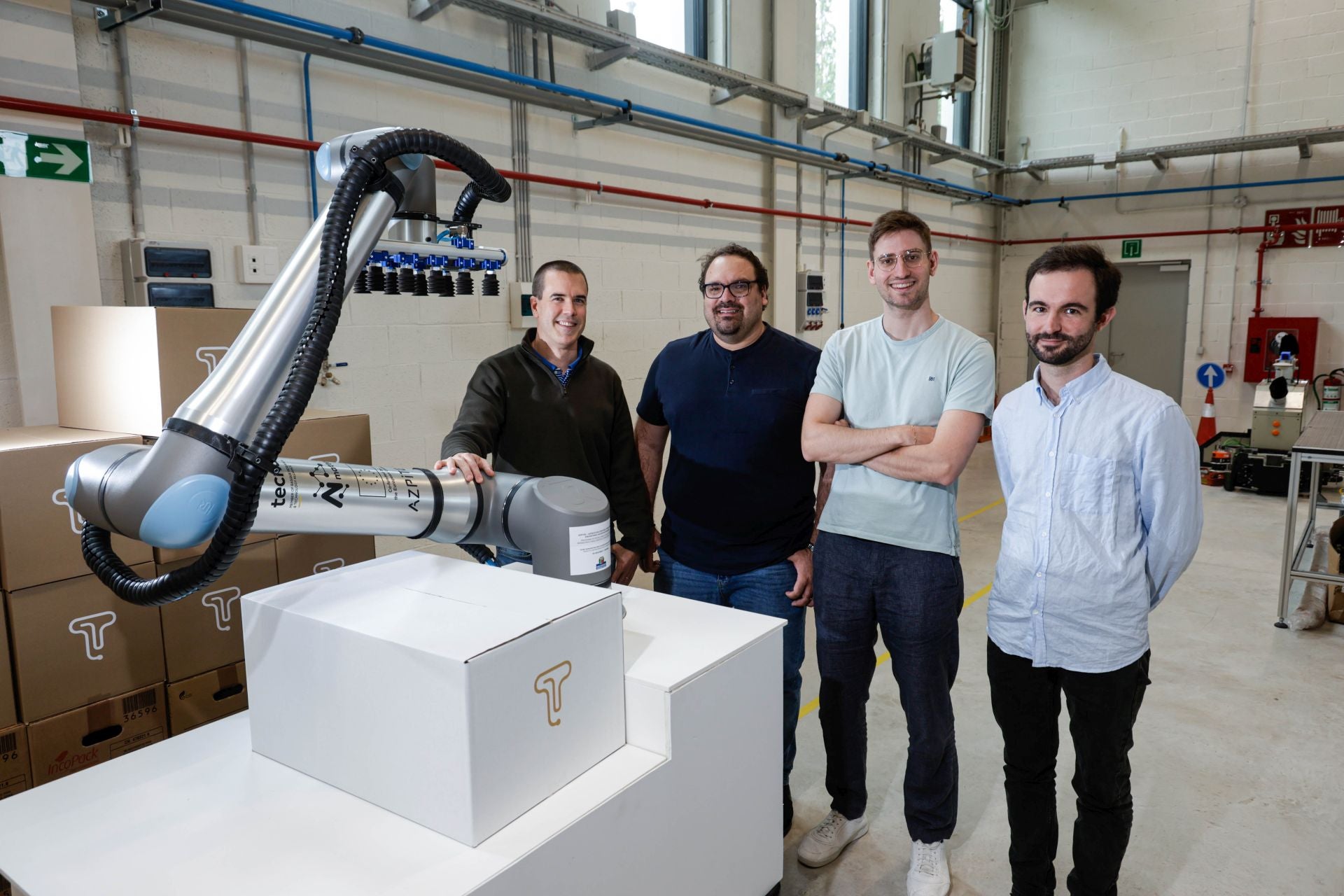 El fundador de TrebezIA, Jon Oñativia, junto a Andrés Montaño, Jorge Poveda y Danil Pavlenko, del equipo de Tecnalia.