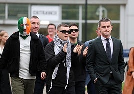 Mo Chara, en el centro, aplaude la decisión del juez a la salida de la vista.