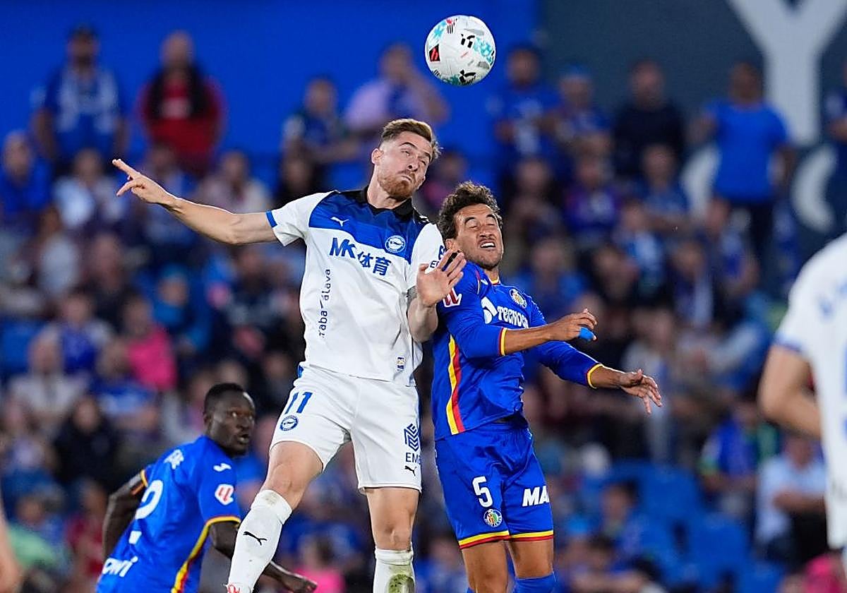 Toni Martínez gana un remate de cabeza a Milla.