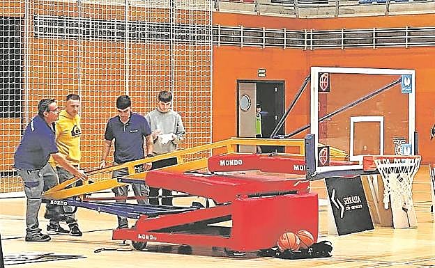 La canasta averiada en el partido ya fue reparada en el calentamiento.