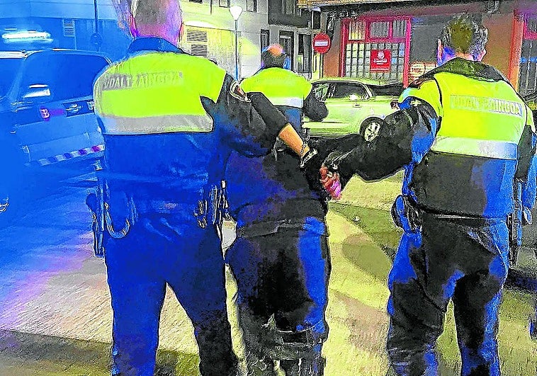 Policías locales detienen al autor de una agresión con arma blanca.