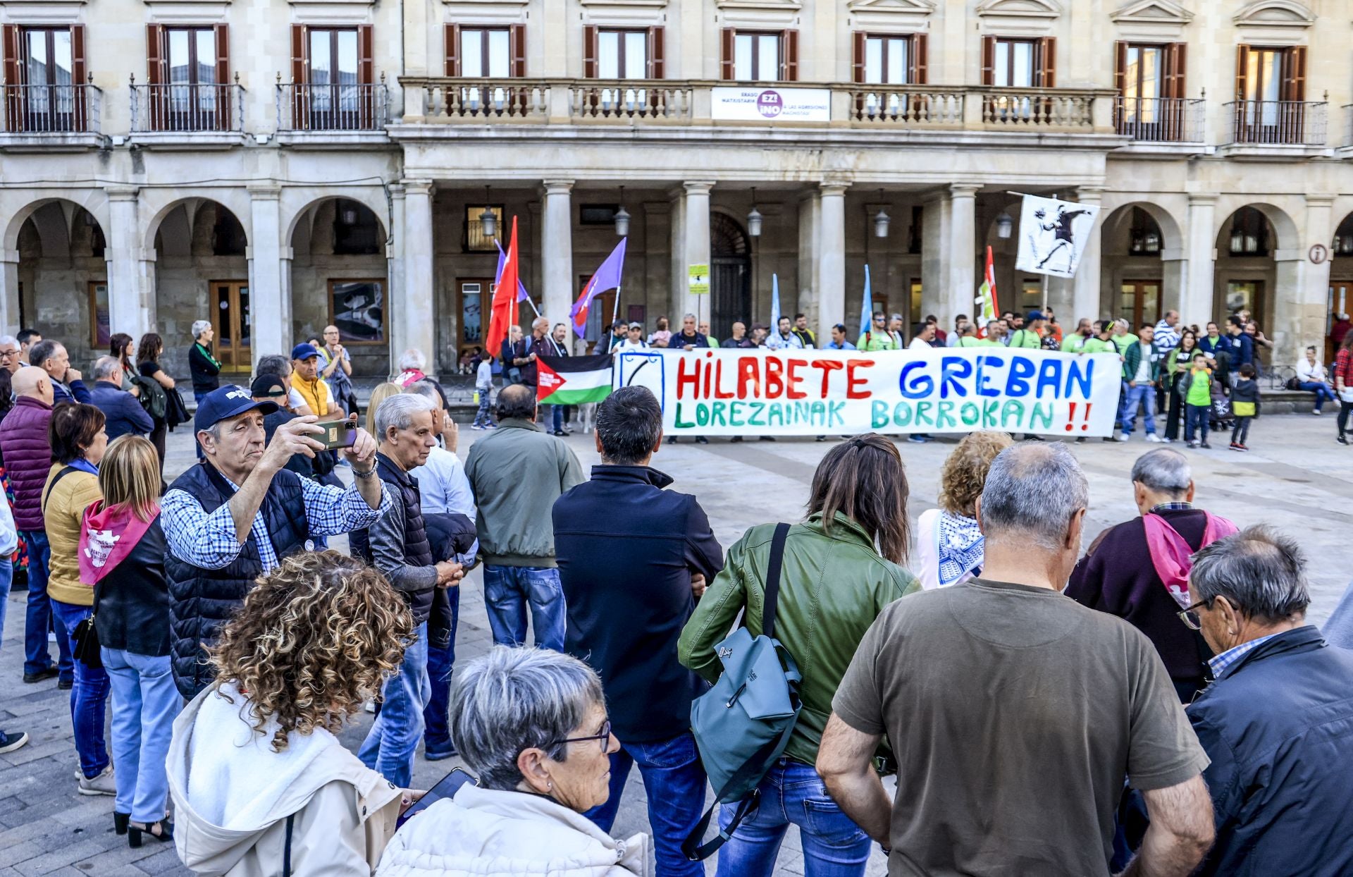 Los jardineros se manifiestan por Vitoria en su sexto mes de huelga
