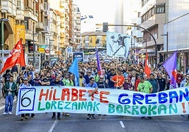 La plantilla y cientos de vecinos han recorrido las principales calles de Vitoria este viernes.