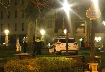 Asesta varias puñaladas a un joven en Jardines de Albia