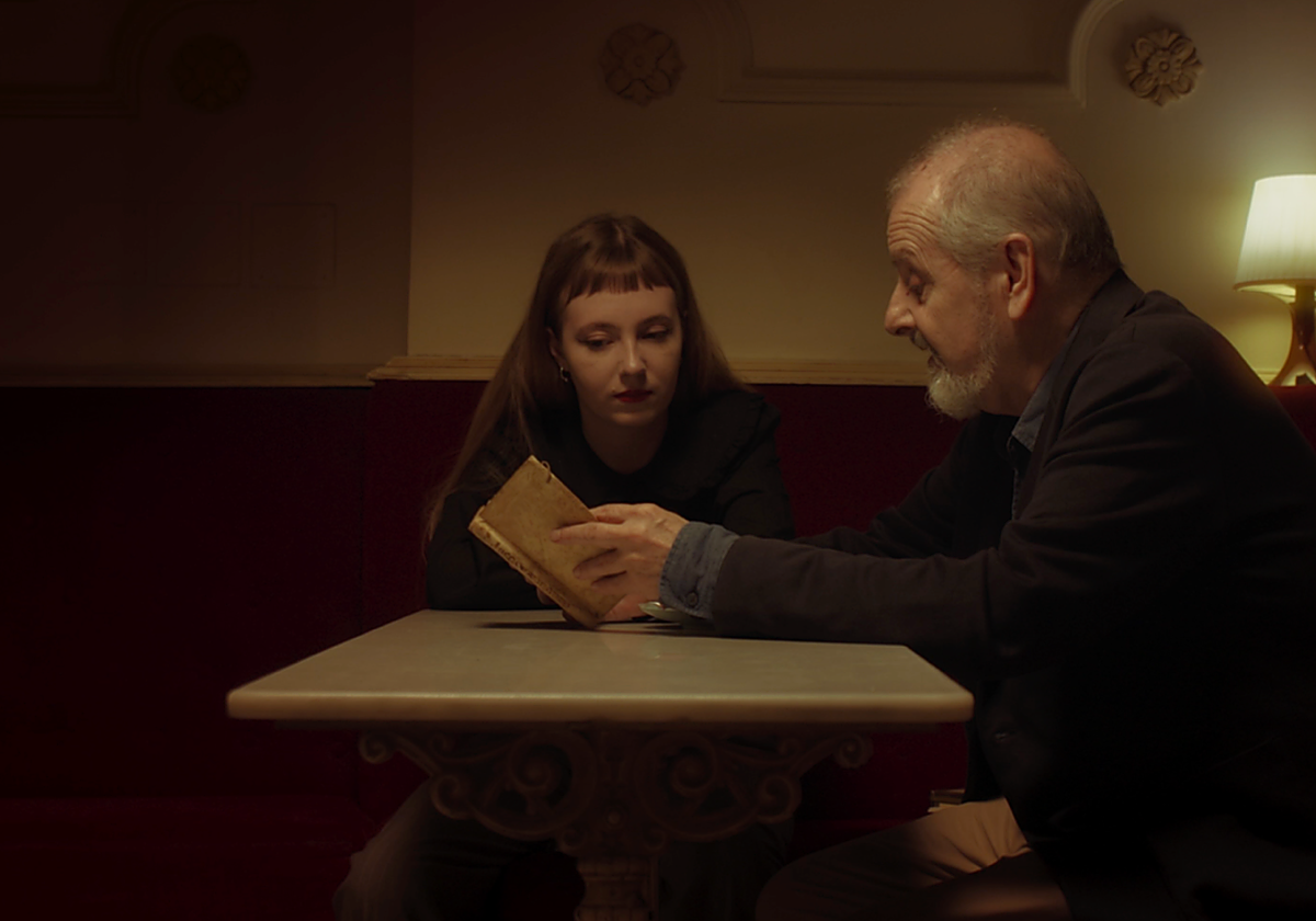 Laura Guerricaechevarría, directora, junto a Ramón Mayrata, investigador e historiador del arte del ilusionismo.