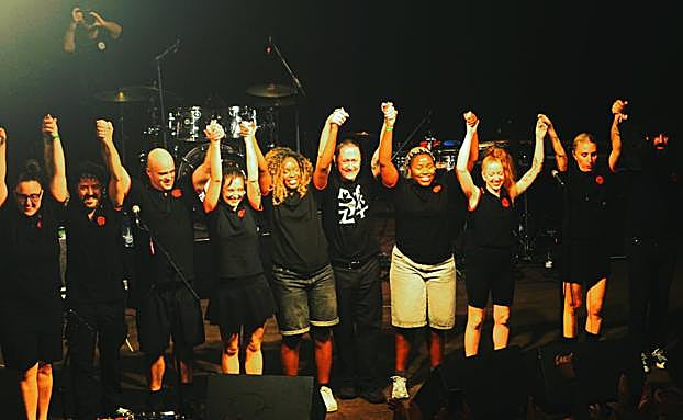 Saludos finales con Muguruza flanqueado por las dos bailarinas.